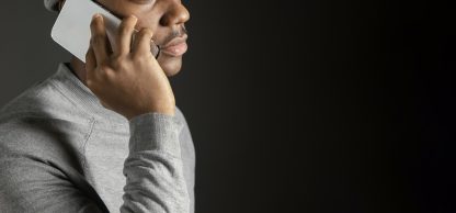 vue-cote-homme-porter-casquette-conversation-telephone